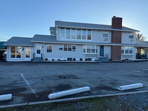 Exterior - Pineapple Inn (North Attleborough)