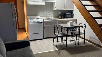 Chalé, vista para a piscina | Cozinha americana privada | Micro-ondas