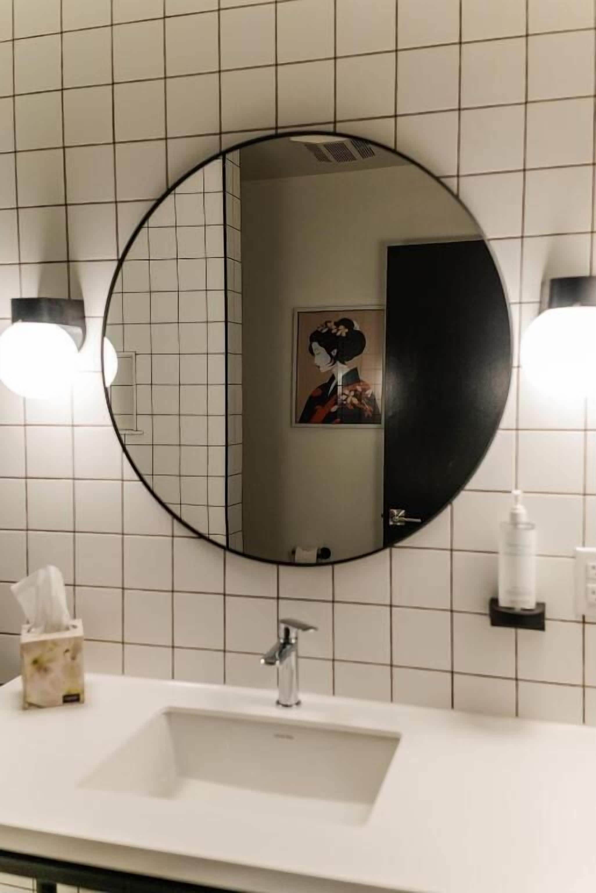 Room, 1 King Bed | Bathroom