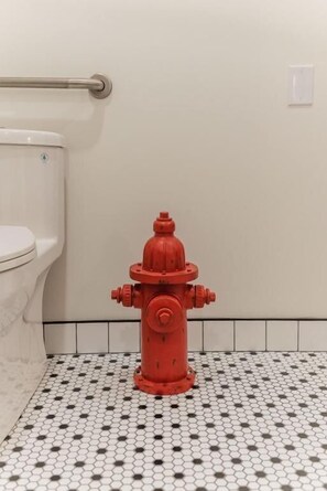 Chambre, 1 très grand lit, animaux de compagnie acceptés | Salle de bain | Douche, articles de toilette gratuits, sèche-cheveux