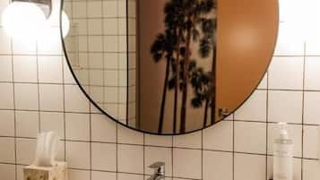 Dusche, kostenlose Toilettenartikel, Haartrockner, Handtücher