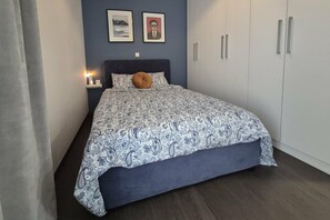 1 slaapkamer, een strijkplank/strijkijzer, internet, beddengoed