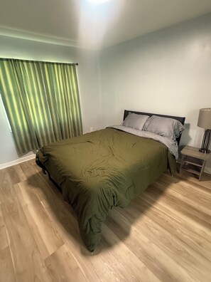 Room - Comfy 1-bedroom apartment in south Charlotte with parking and yard (Charlotte)