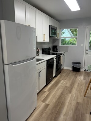 Private kitchen - Comfy 1-bedroom apartment in south Charlotte with parking and yard (Charlotte)