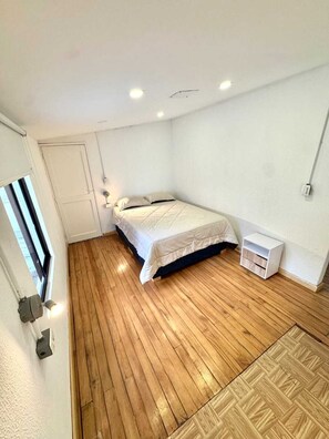 1 bedroom, WiFi, bed sheets - Heliconia Room (Bogotá)