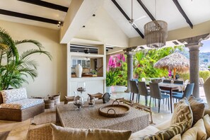 Villa, varias camas, acceso a la piscina, vistas al mar (Casa Ciclamor) | Restaurante al aire libre