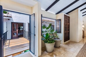 Villa, varias camas, acceso a la alberca, vista al océano (Casa Ciclamor) | Interior