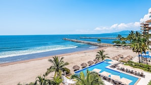 Ein Resort mit Schwimmbad, Strand und Meerblick.