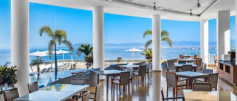 Departamento, varias camas, acceso a la alberca, vista al océano (Grand Miramar A302) | Restaurante al aire libre