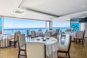 Banquet hall - Upscale Bayview Villa With hot Tub, Private Terrace, Pool & Stylish Interiors (Puerto Vallarta)