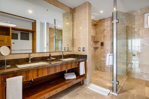 Appartement, 1 kingsize bed, bubbelbad, uitzicht op zee (Blue Horizon 802 at Residences) | Badkamer | Handdoeken
