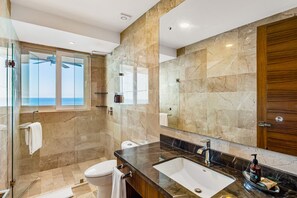 Condo, 1 giường cỡ king, bồn tắm nước nóng, quang cảnh biển (Blue Horizon 802 at Residences) | Phòng tắm | Khăn tắm 