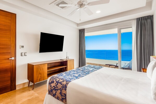 Condo, 1 giường cỡ king, có thể sử dụng hồ bơi, quang cảnh biển (Blue Horizon 902 at Residences) | 1 phòng ngủ, trang trí khác biệt 