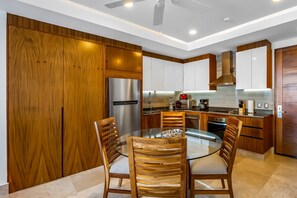 Condo, 1 giường cỡ king, có thể sử dụng hồ bơi, quang cảnh biển (Blue Horizon 902 at Residences) | Bếp riêng