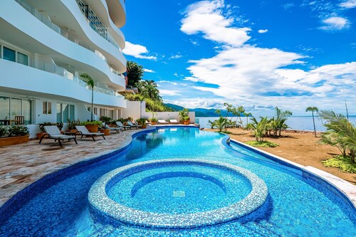 Oceanfront Condo With Rooftop Infinity Pool, Panoramic Views, Balcony, Gym, & AC