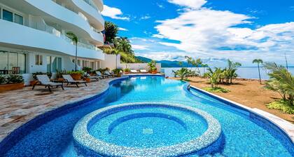 Oceanfront Condo With Rooftop Infinity Pool, Panoramic Views, Balcony, Gym, & AC