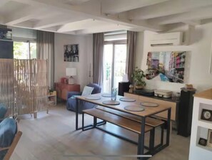 Dining - Air-conditioned family home with heated, secure swimming pool (Marseille)