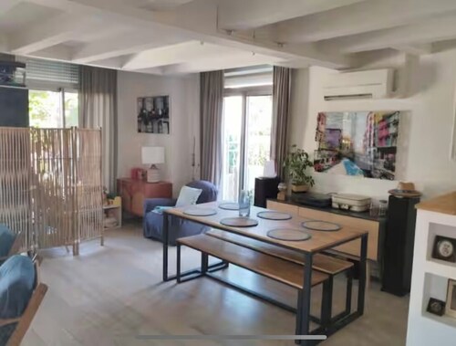 Maison familiale climatisée avec piscine chauffée et sécurisée