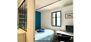 Room - Air-conditioned family home with heated, secure swimming pool (Marseille)