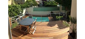 Outdoor dining - Air-conditioned family home with heated, secure swimming pool (Marseille)