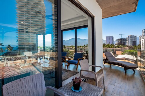 5th-floor Condo With Partial Ocean Views, Heated Pool, Sauna, Gym, Balcony, W/D