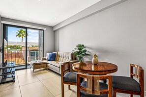 Appartamento, letti multipli, accesso alla piscina, vista città (Susurro del Agua) | Area soggiorno