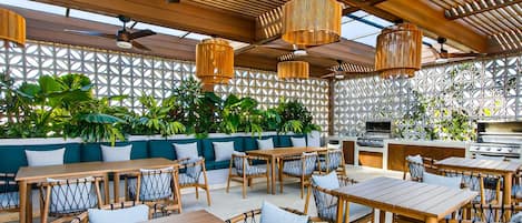 Apartamento, varias camas, acceso a la piscina, vistas a la ciudad (Susurro del Agua) | Restaurante al aire libre