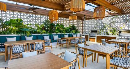 Modern Condo With Rooftop Pool, Balcony, gas Grill & gym Access