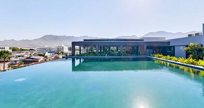 Modern Condo With Rooftop Pool, Balcony, gas Grill & gym Access
