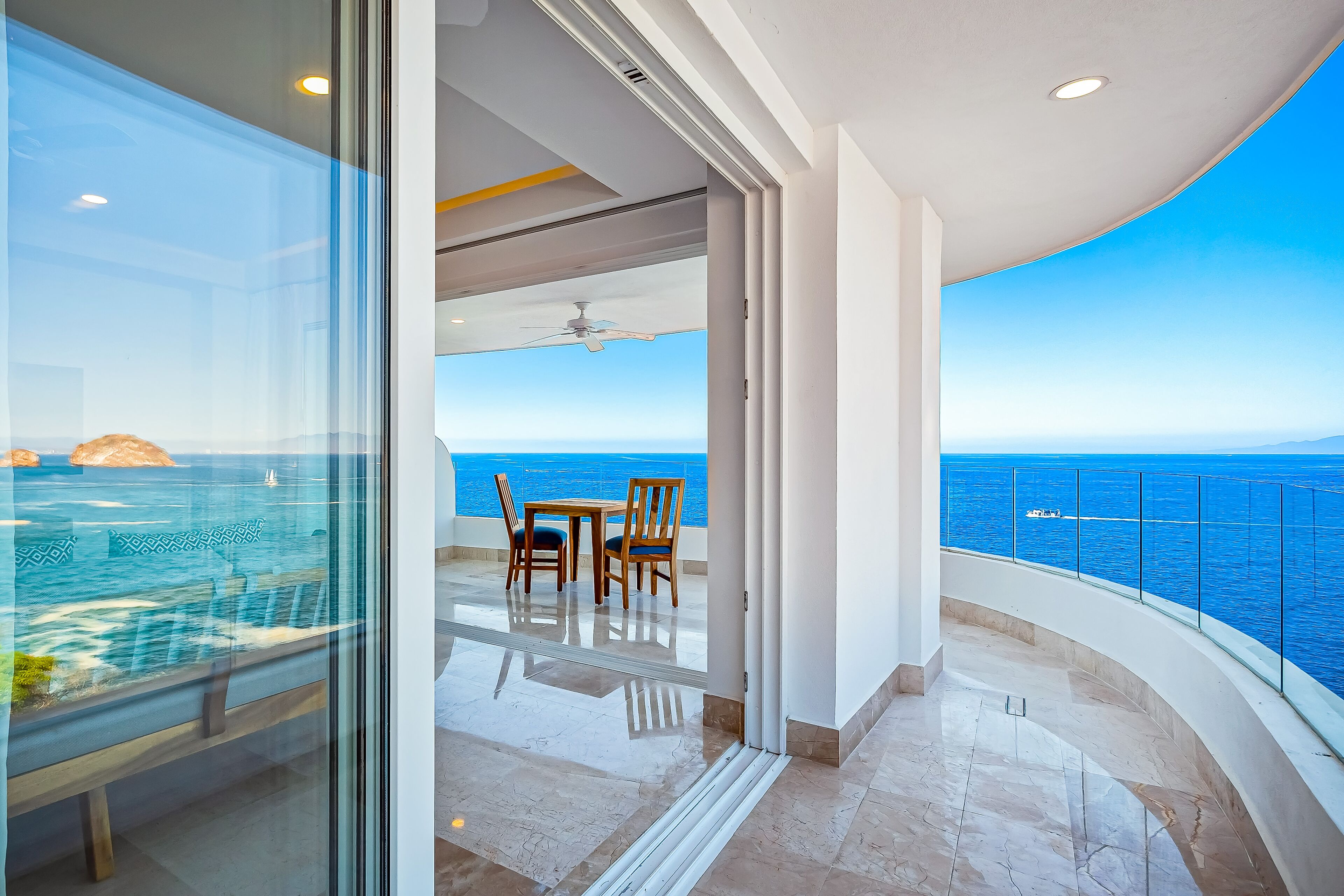 Condo, 1 giường cỡ king, bồn tắm nước nóng, quang cảnh biển (Blue Horizon 701 at Residences) | Khu ẩm thực ngoài trời