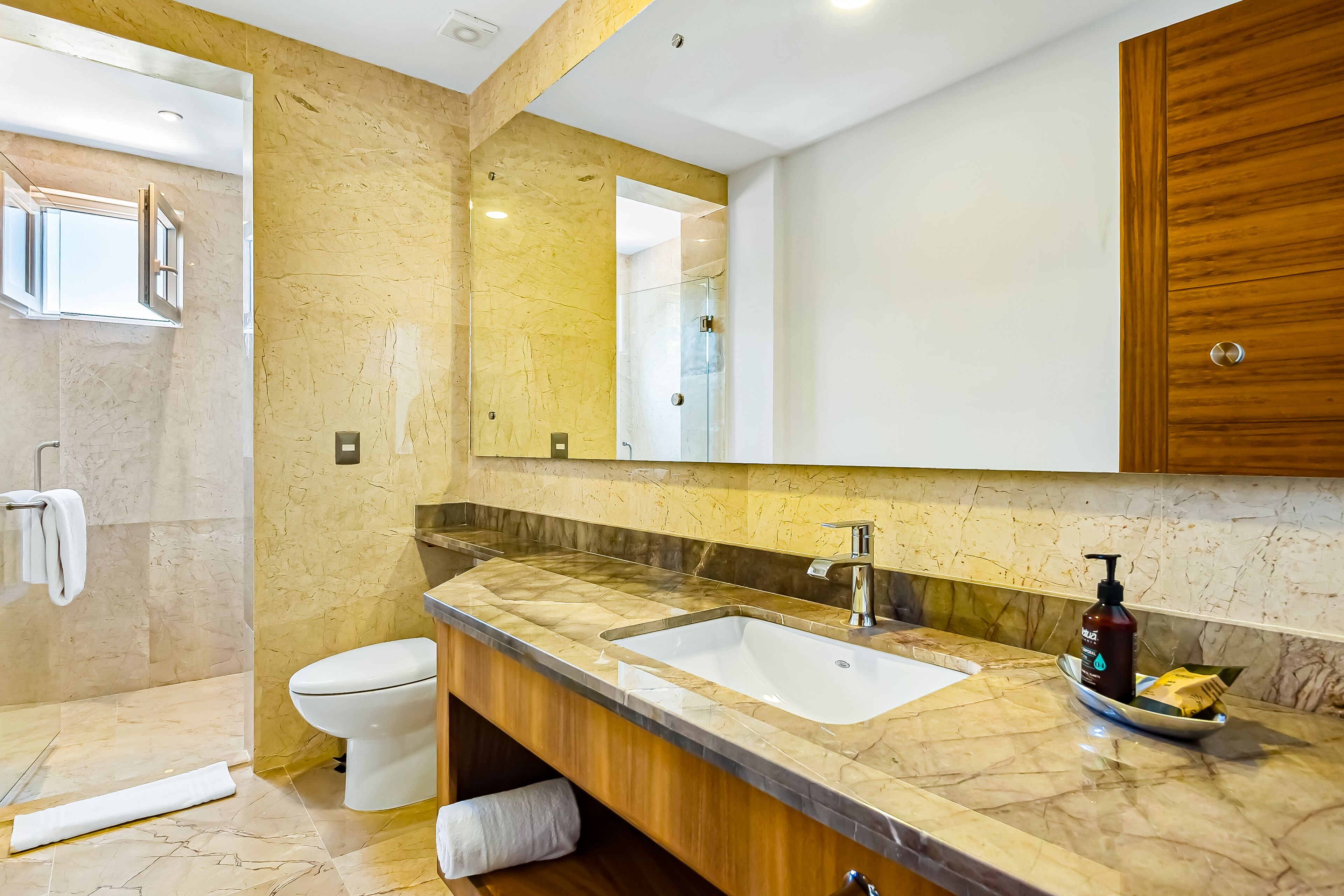 Condo, 1 giường cỡ king, bồn tắm nước nóng, quang cảnh biển (Blue Horizon 701 at Residences) | Phòng tắm | Khăn tắm 