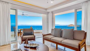 Condo, 1 cama King size, hidromasaje, vista al océano (Blue Horizon 701 at Residences) | Área de sala de estar