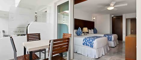 อพาร์ทเมนท์, หลายเตียง, ใช้สระว่ายน้ำได้, วิวทะเล (Grand Miramar B208) | 2 ห้องนอน, ห้องพักตกแต่งอย่างมีเอกลักษณ์, ตกแต่งพิเศษโดยเฉพาะ