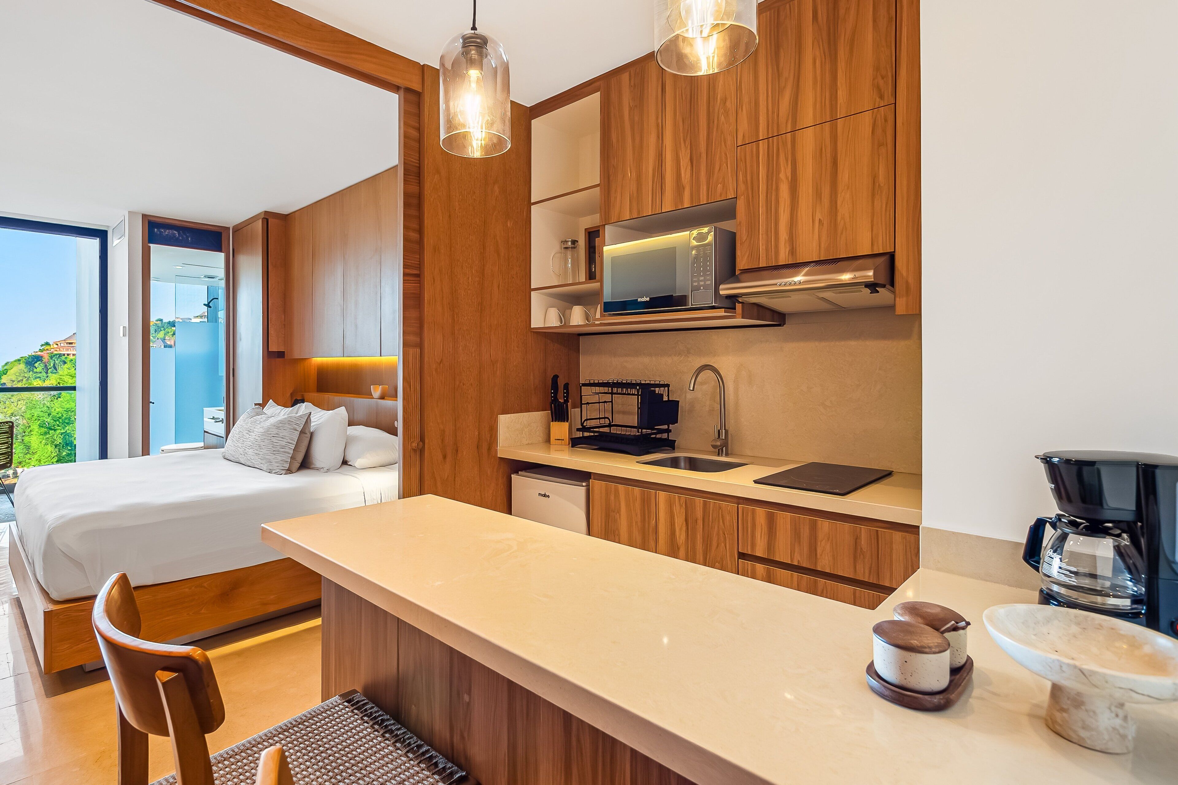 Suite estudio, varias camas, balcón, vista al océano (Seabreeze Haven at Zantamar) | 1 habitación, decoración personalizada y muebles diferentes 