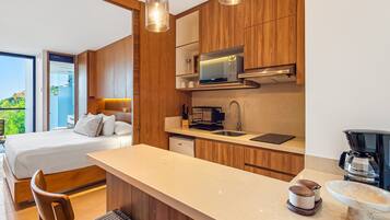 Suite estudio, varias camas, balcón, vista al océano (Seabreeze Haven at Zantamar) | 1 habitación, decoración personalizada y muebles diferentes