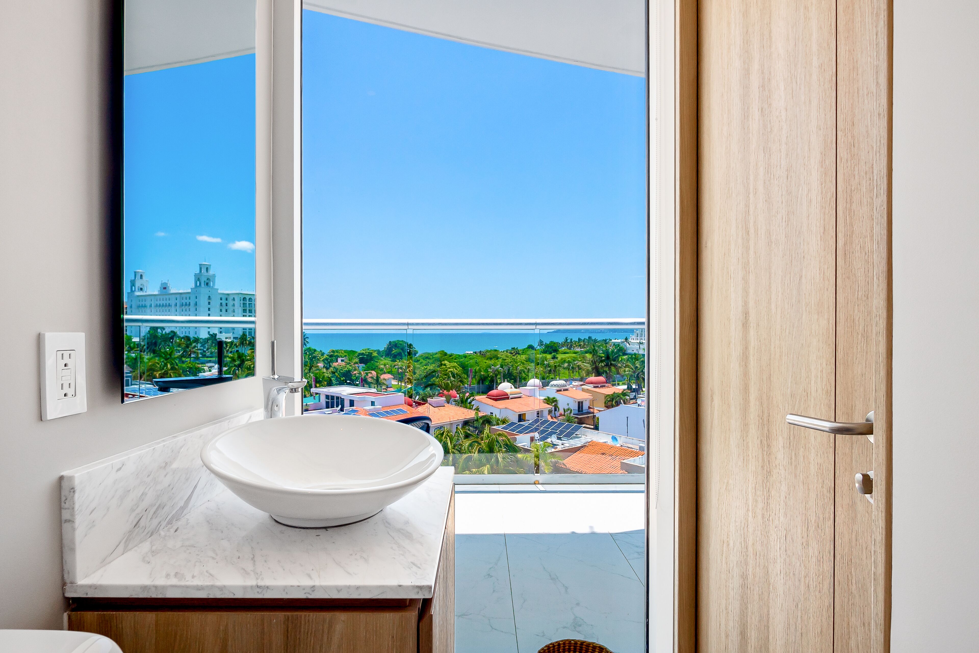 Departamento, varias camas, acceso a la alberca, vista al océano (Marítima Golf # 4B) | Interior