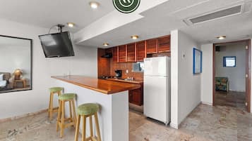 Lejlighed - 1 kingsize-seng med sovesofa - balkon - havudsigt (Costa Sur Suite 2) | Privat køkken