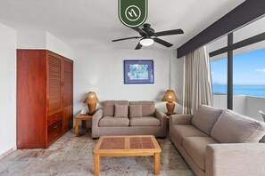 Leilighet, 1 kingsize-seng med sovesofa, balkong, havutsikt (Costa Sur Suite 2) | Oppholdsområde