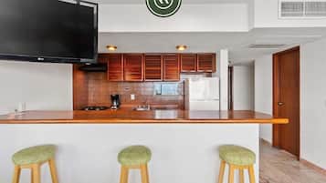 Condo, 1 cama King size y sofá cama, balcón, vista al océano (Costa Sur Suite 2) | Cocina privada