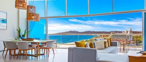Appart'hôtel, plusieurs lits, accès piscine, vue océan (Ocean Vista Oasis at Maritima Playa) | Coin séjour
