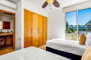 コンドミニアム ベッド (複数台) パティオ オーシャンビュー (Nitta Condo # 310 Penthouse) | 2 室のベッドルーム、客室ごとに異なる装飾、客室ごとに異なるインテリア、ベッドシーツ