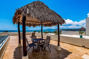 Outdoor dining - Charming Condo With Ocean-view, Pool & Balcony (Nuevo Nayarit)