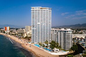 Beach nearby - Bright Oceanfront Condo With Balcony, Rooftop Pool & Near Malecon Boardwalk (Puerto Vallarta)