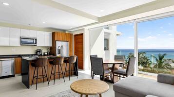 Condo, varias camas, balcón, vista al océano (Blue Wave Hideaway Quinta BanderasBay) | Interior