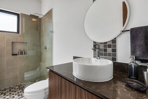 Apartment, 1 Doppelbett und Schlafsofa, Terrasse, Poolblick (Araquuna F203) | Badezimmer | Handtücher