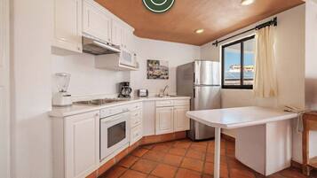 Condo, varias camas, balcón, vista al océano (One Beach Street 307 B) | Cocina privada