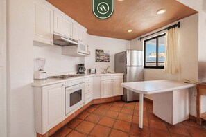 Condo, varias camas, balcón, vista al océano (One Beach Street 307 B) | Cocina privada