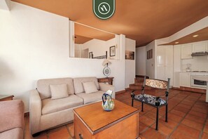 Condo, varias camas, balcón, vista al océano (One Beach Street 307 B) | Área de sala de estar