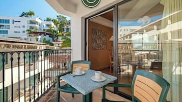 Condo, varias camas, balcón, vista al océano (One Beach Street 307 B) | Restaurante al aire libre