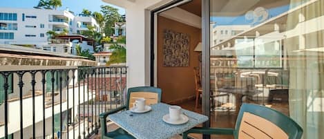 Condo, nhiều giường, ban công, quang cảnh biển (One Beach Street 307 B) | Khu ẩm thực ngoài trời